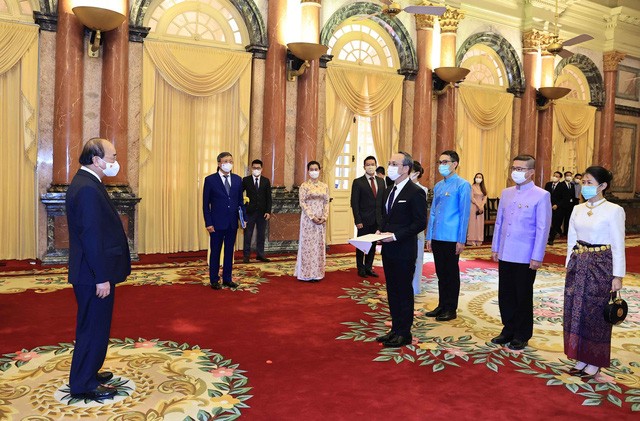 El presidente de Vietnam se reúne con nuevos embajadores de Tailandia, Chile, Cuba y Rusia - ảnh 4