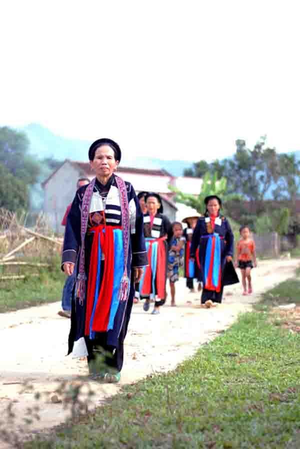 El grupo étnico Cao Lan preserva su traje tradicional  - ảnh 2