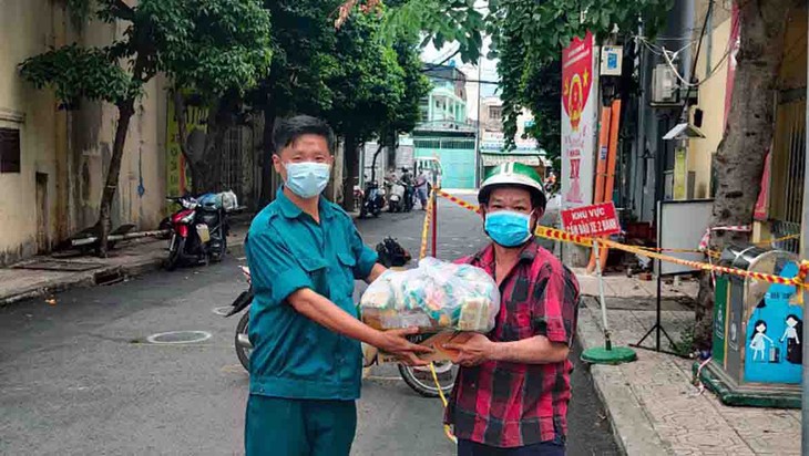 Aumenta el apoyo a los trabajadores y empresarios afectados por el covid-19 en Ciudad Ho Chi Minh - ảnh 1