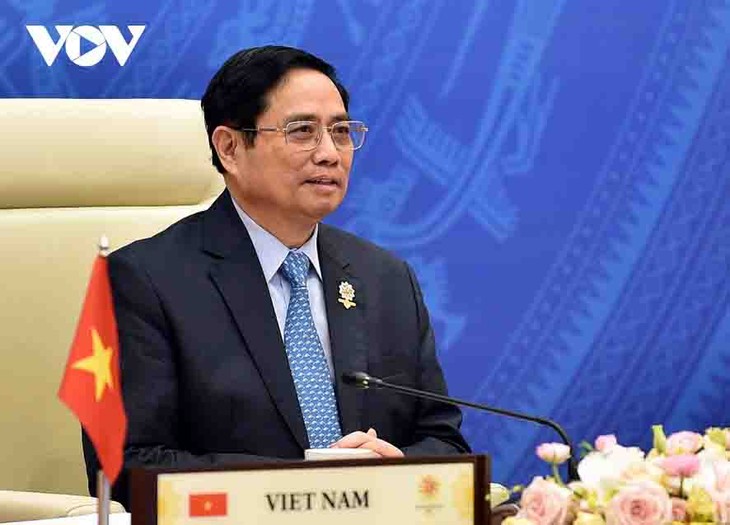 El primer ministro Pham Minh Chinh asiste a las Cumbres de la ASEAN - ảnh 1