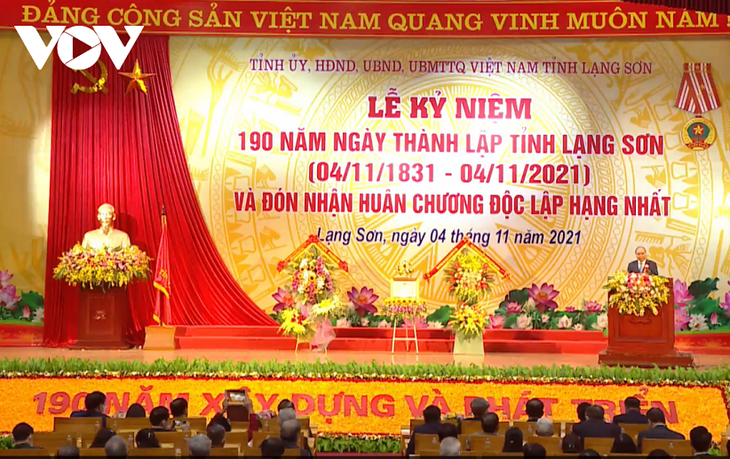 El jefe de Estado visita Lang Son con motivo de los 190 años de su fundación - ảnh 1
