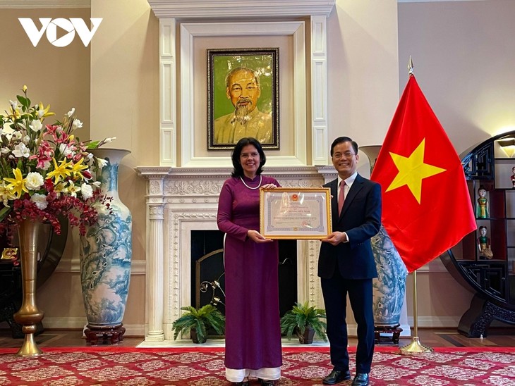 Entrega de la Orden de la Amistad para la ex embajadora cubana en Vietnam    - ảnh 1