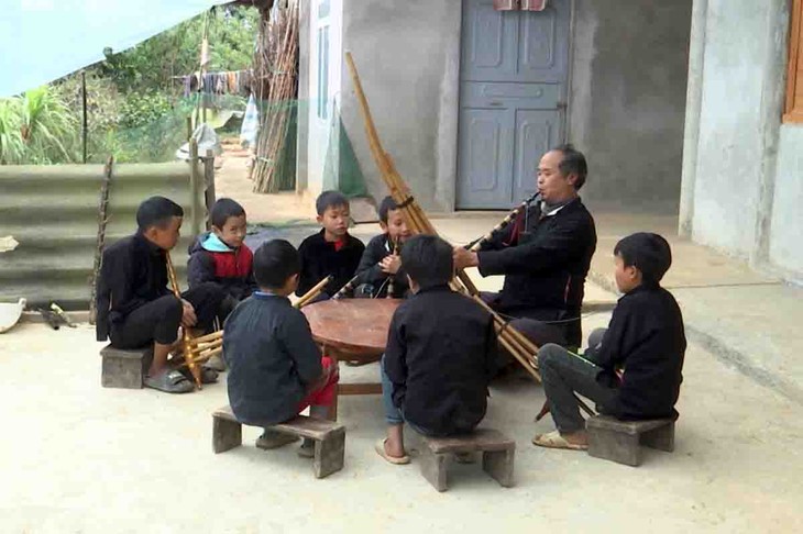 Melodías de la zampoña acompañan la vida de la comunidad étnica Mong - ảnh 2