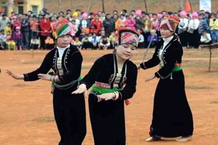 La comunidad Kho Mu aporta sus danzas tradicionales a la gran familia de etnias vietnamitas - ảnh 1