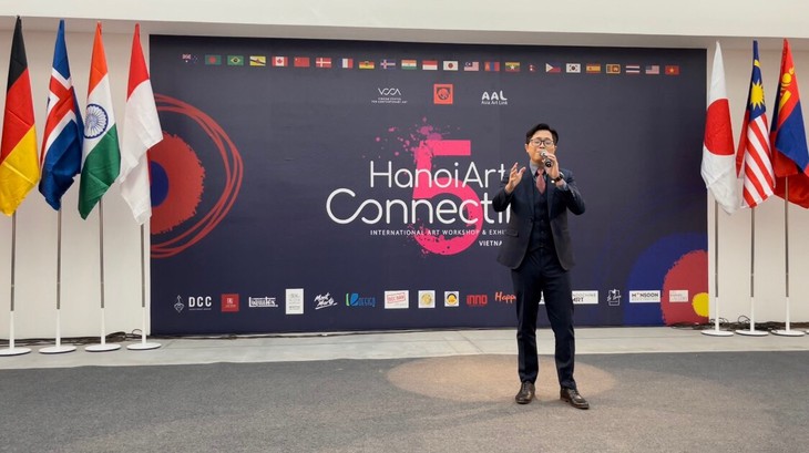 Cientos de artistas extranjeros participan en la V Exposición Internacional Hanoi Art Connecting - ảnh 1