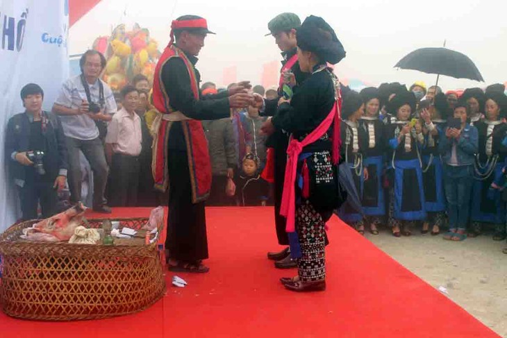 El rito “Pái tòng”, una ceremonia indispensable en las bodas de la comunidad étnica Dao Khau   - ảnh 2