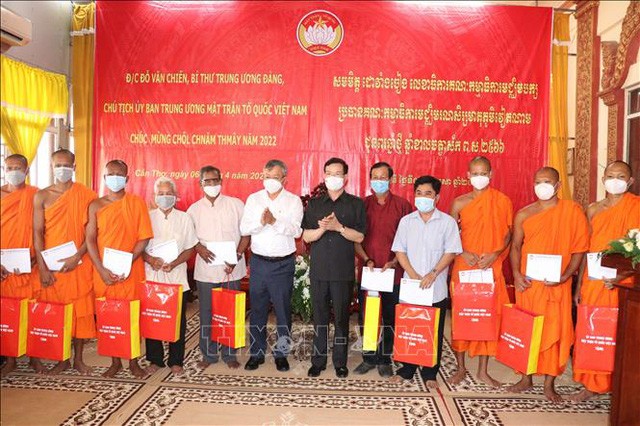 Continúan visitas de dirigentes vietnamitas a compatriotas de la etnia jemer con motivo del Festival Chol Chnam Thmay - ảnh 1