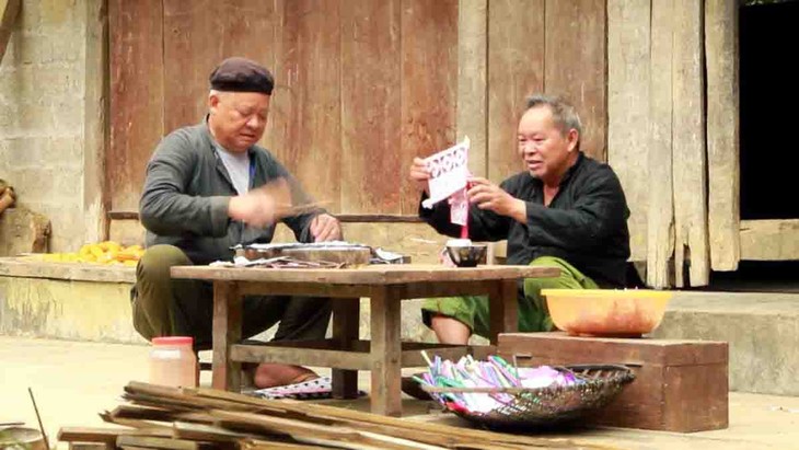 Papeles votivos, quintaesencia de la artesanía tradicional de los Nung Din - ảnh 2