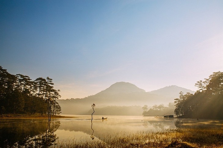 La belleza del lago Tuyen Lam en Da Lat - ảnh 4