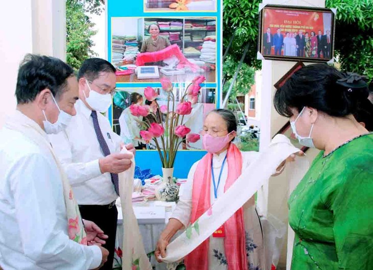 La artesana de élite Phan Thi Thuan muestra su pasión por el tejido de seda en la aldea de Phung Xa - ảnh 2