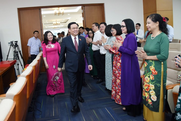 El líder del Parlamento vietnamita orienta el desarrollo del periódico de la Asamblea Nacional - ảnh 1