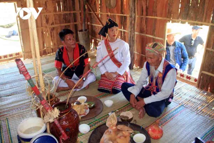 La provincia de Binh Dinh preserva la belleza cultural de las etnias locales - ảnh 1