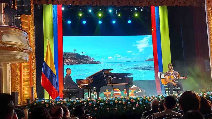 Noche musical de Elkin Robinson para celebrar 212 años del Día de la Independencia de Colombia - ảnh 2