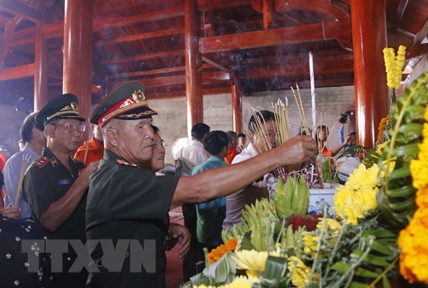 Homenajear a héroes y mártires caídos en Laos por la defensa nacional - ảnh 1