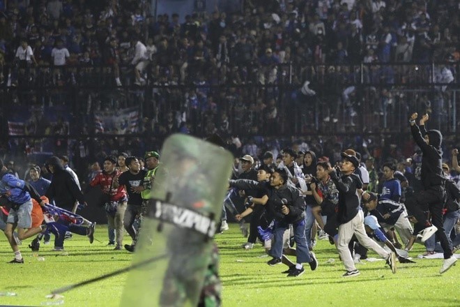 Tragedia futbolística en Indonesia: El número de muertos aumentó a 174 personas - ảnh 1