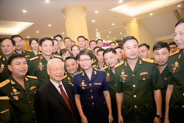 El máximo líder político de Vietnam alienta aportes del sector joven militar al desarrollo nacional - ảnh 1