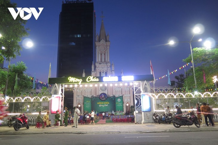 Reina el ambiente festivo durante la Nochebuena en Vietnam  - ảnh 1