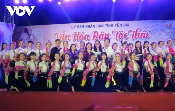 La danza Xoe de la etnia Thai atrae la atención de la generación joven - ảnh 1