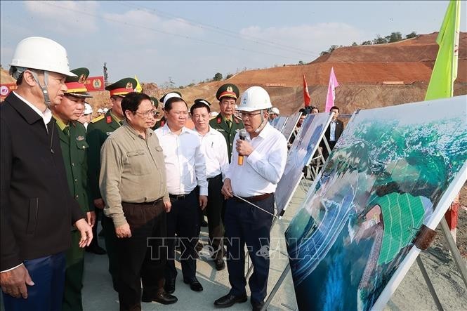 El primer ministro Pham Minh Chinh orienta la ampliación de la central hidroeléctrica de Hoa Binh - ảnh 1