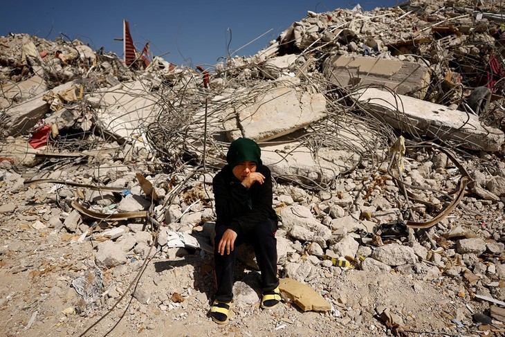 ONU estima en más de cien mil millones de dólares los daños materiales causados por los terremotos en Turquía - ảnh 1