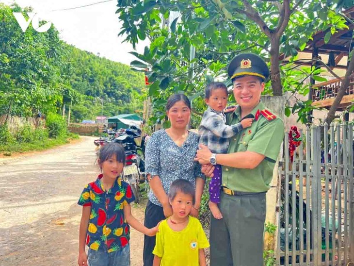 Duong Hai Anh, el primer teniente de las Fuerzas de Seguridad Pública que nutre el corazón con actos benéficos - ảnh 1