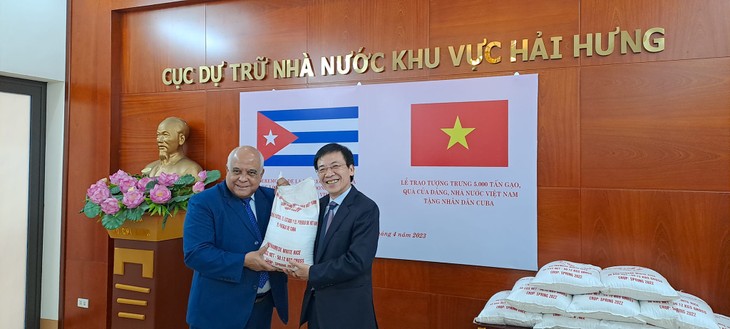 Cinco toneladas de arroz vietnamita listas para enviar a Cuba en forma de donación - ảnh 1
