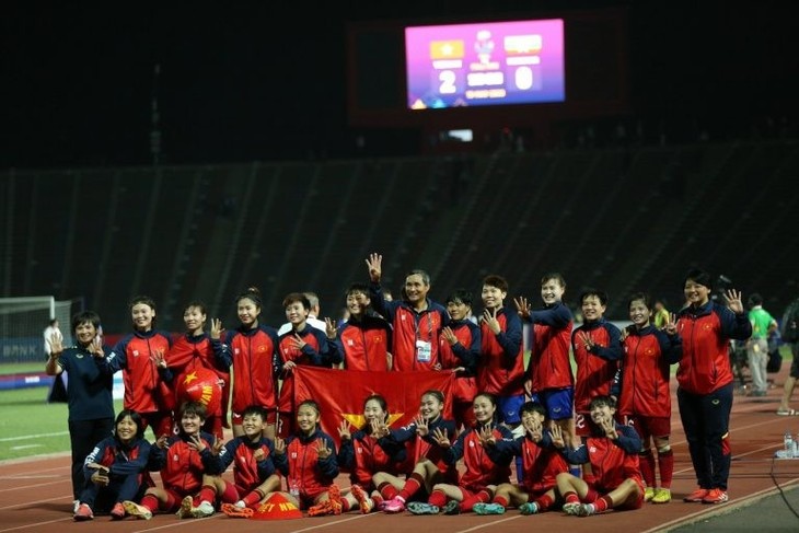 El oro del fútbol femenino de Vietnam en SEA Games 32 acapara atención de medios internacionales - ảnh 1