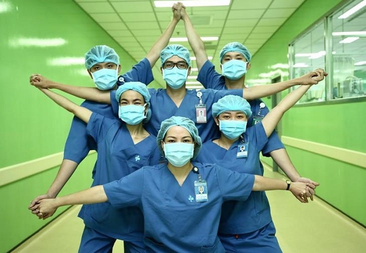 Superar la pandemia de covid-19, una victoria del pueblo vietnamita - ảnh 1