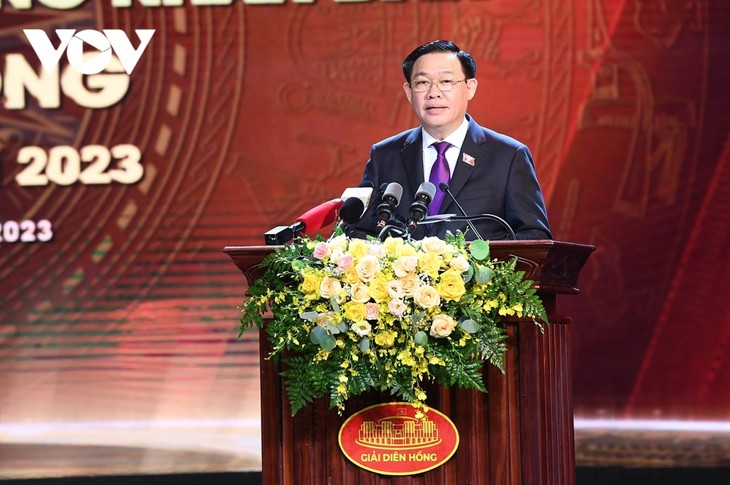 La prensa es un canal de crítica intelectual y responsable del país, afirma presidente del Parlamento vietnamita - ảnh 1