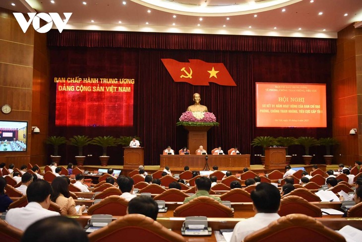 Nuevos avances en la lucha contra la corrupción y la negatividad en Vietnam - ảnh 1