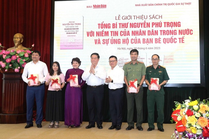 Lanzamiento del libro sobre el Secretario General del Partido Comunista de Vietnam, Nguyen Phu Trong - ảnh 1