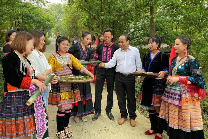 Mercados de Lai Chau promueven los productos culturales de las minorías étnicas - ảnh 1