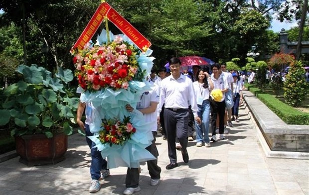 Jóvenes vietnamitas en el extranjero rinden tributo al Presidente Ho Chi Minh - ảnh 1