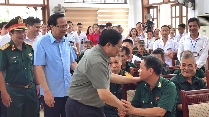 Primer Ministro visita centro de atención a inválidos de guerra y convalecientes en Ninh Binh - ảnh 1