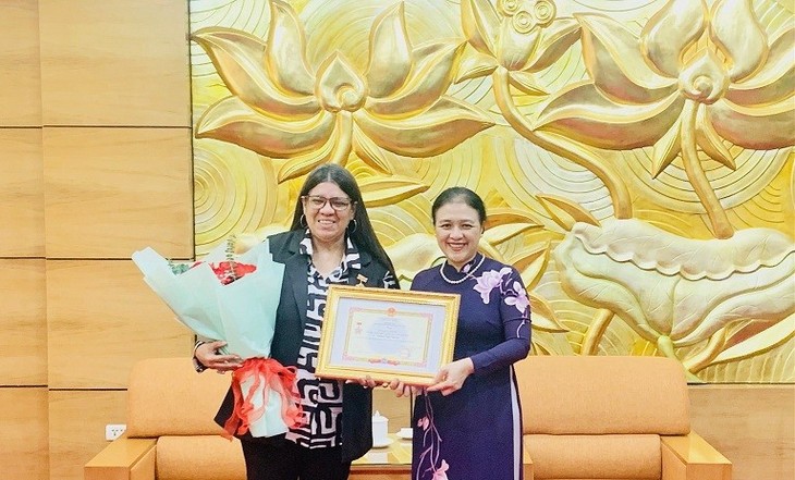 Honran las contribuciones de la embajadora venezolana en Vietnam - ảnh 1