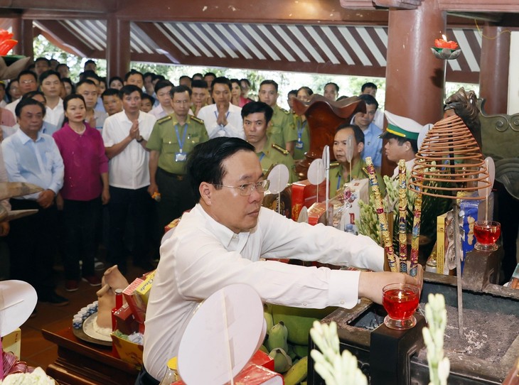 El jefe de Estado ofrece incienso en homenaje al presidente Ho Chi Minh - ảnh 1
