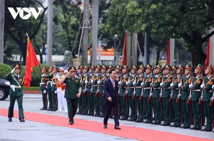 Presidente de Vietnam asiste al inicio del año escolar 2023-2024 de la Academia de Defensa - ảnh 1