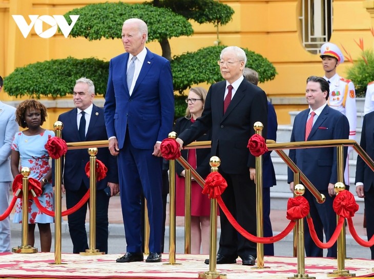 Presidente de Estados Unidos publica mensaje significativo tras finalizar su visita a Vietnam - ảnh 1