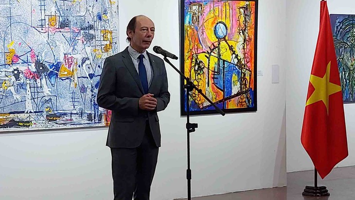 Inauguran exposición de pinturas de Yandi Monardo con artistas vietnamitas en Hanói - ảnh 1