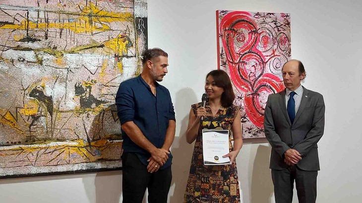Inauguran exposición de pinturas de Yandi Monardo con artistas vietnamitas en Hanói - ảnh 2