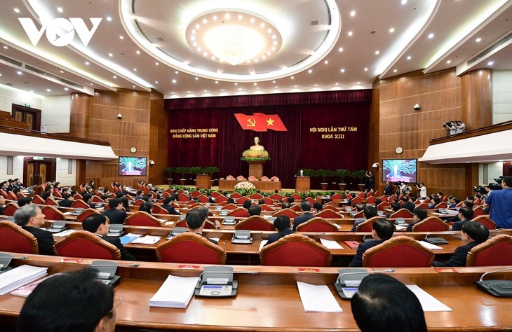 Finaliza el octavo pleno del Comité Central del Partido Comunista de Vietnam, XIII mandato - ảnh 1