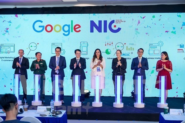 Google comprometido a apoyar la formación de estudiantes vietnamitas en la causa de transformación digital nacional - ảnh 1