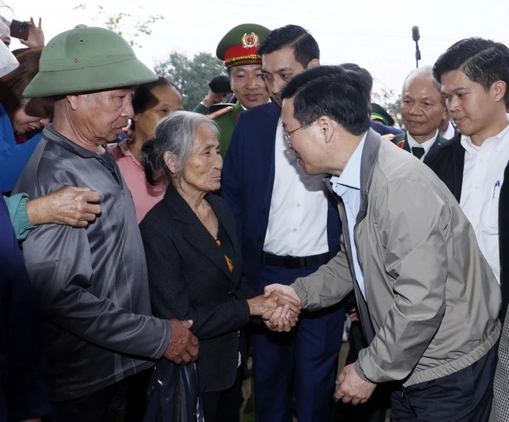 Presidente de Vietnam visita a compatriotas y soldados de Nghe An en vísperas del Tet 2024 - ảnh 1