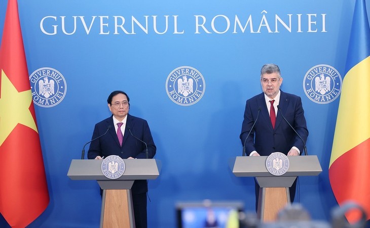 Conferencia de prensa conjunta entre los Primeros Ministros de Vietnam y Rumanía - ảnh 1