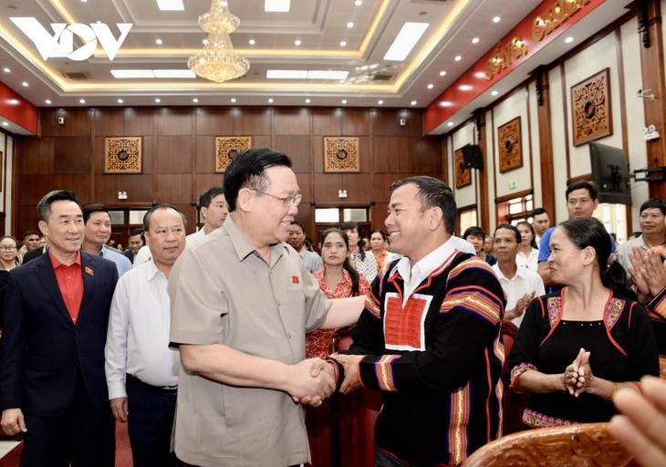Titular del Parlamento visita a compatriotas de Gia Lai en vísperas del Año Nuevo Lunar 2024 - ảnh 1