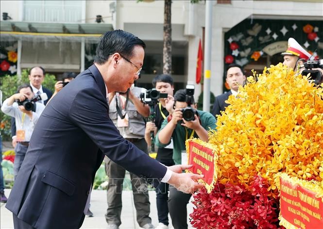 Presidente de Vietnam ofrenda inciensos en el muelle Nha Rong, en Ciudad Ho Chi Minh - ảnh 1