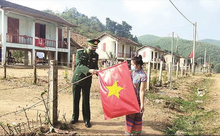 Bandera del Partido Comunista de Vietnam ondea al pie de la montaña Ka Day - ảnh 1