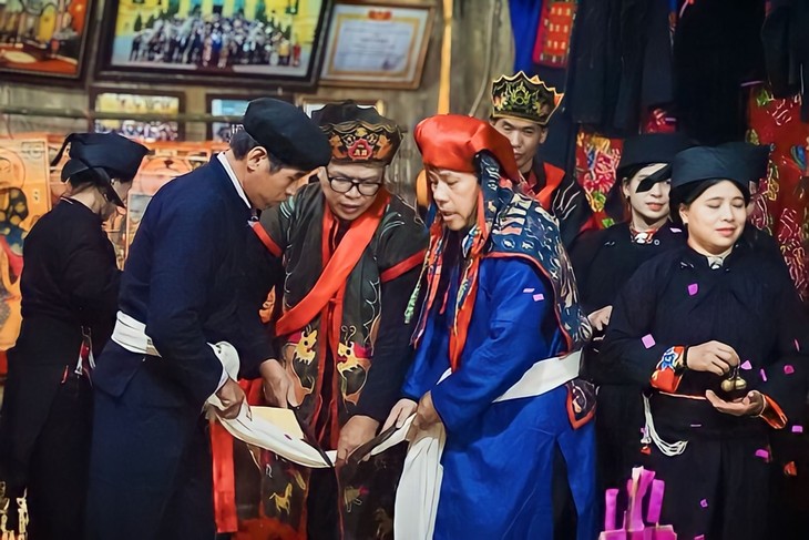 Peculiar ceremonia de longevidad de la etnia Nung en Bac Kan - ảnh 1