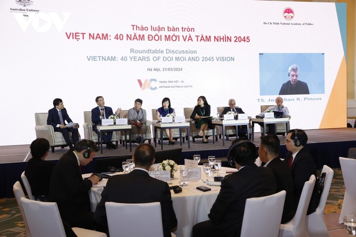 Académicos analizan 40 años de renovación y la visión 2045 de Vietnam - ảnh 1