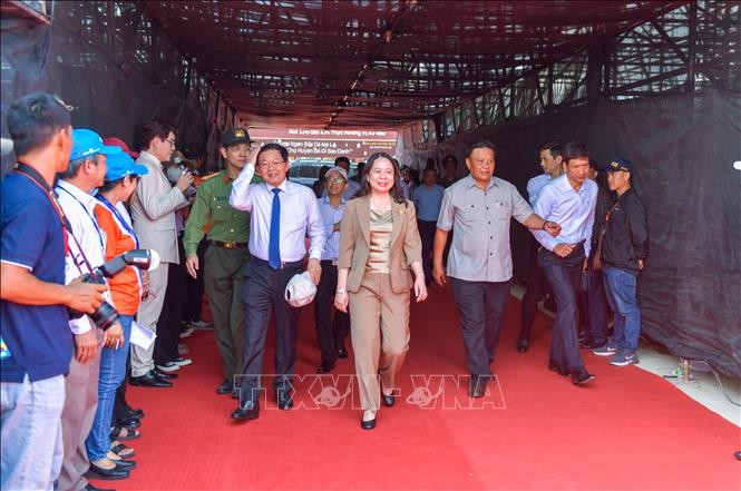 Presidenta interina de Vietnam asiste a la inauguración del Campeonato Mundial UIM F1H2O - ảnh 1
